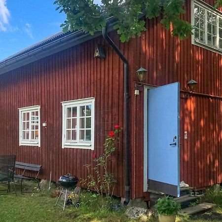 2 Bedroom Awesome Home In Vaestervik Luaran gambar