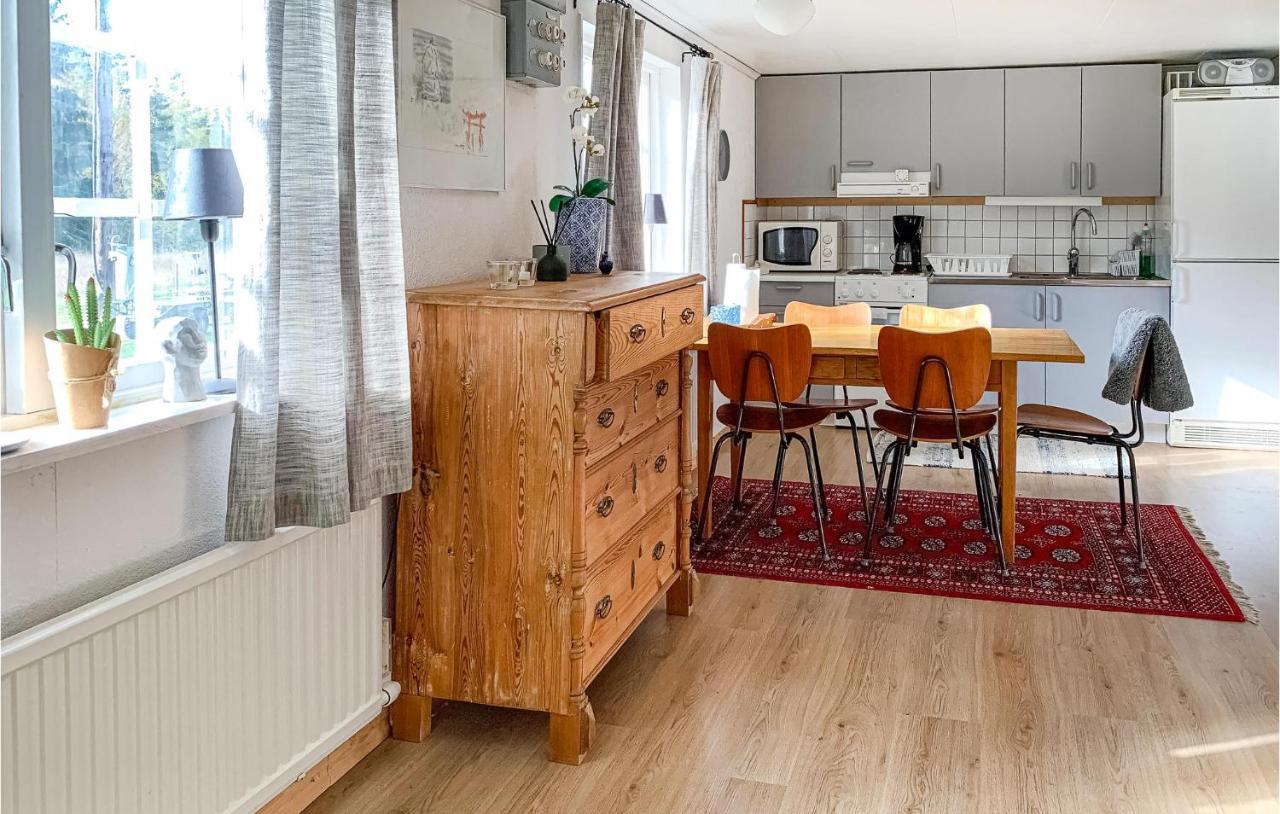 2 Bedroom Awesome Home In Vaestervik Luaran gambar