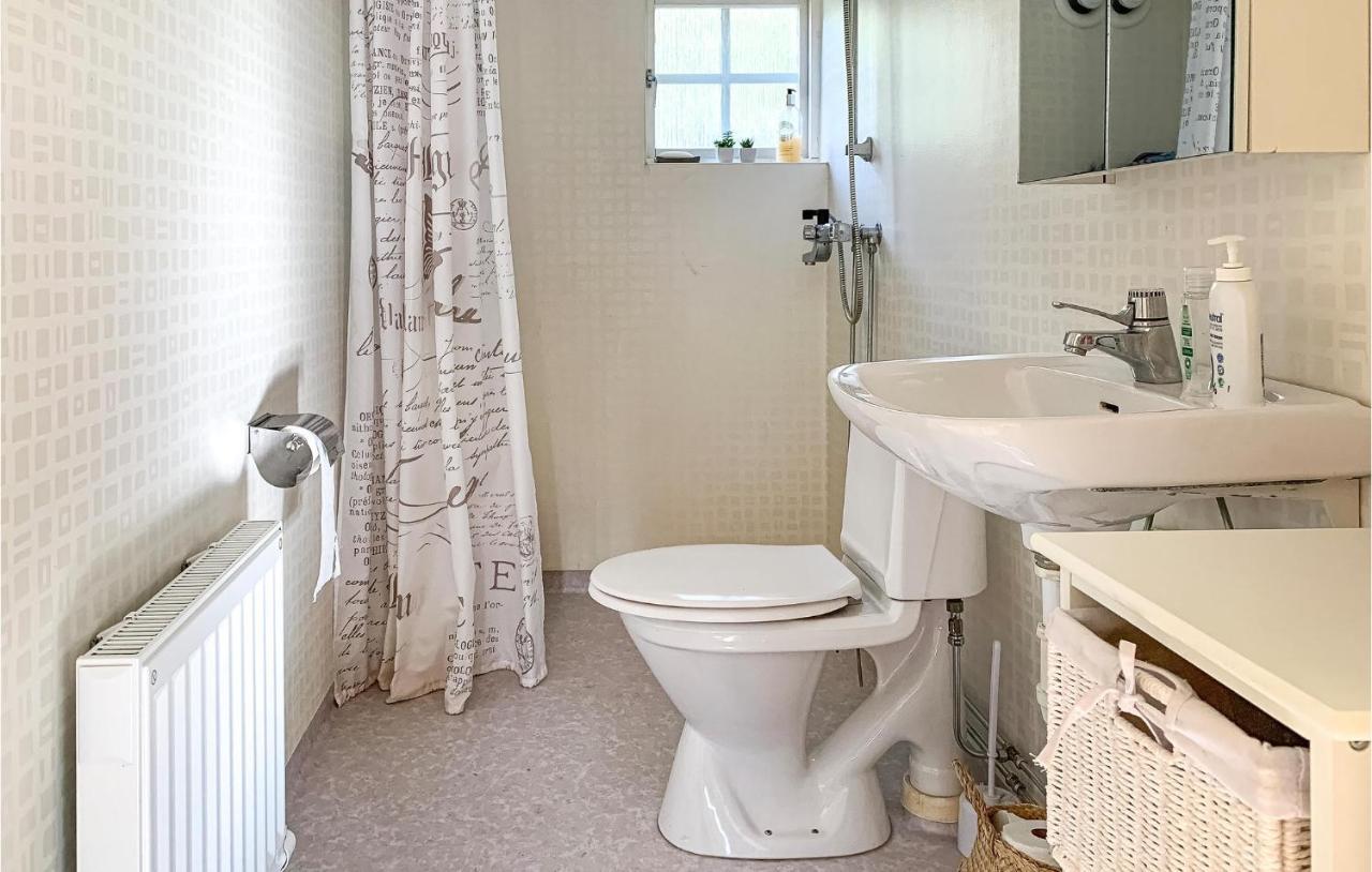 2 Bedroom Awesome Home In Vaestervik Luaran gambar