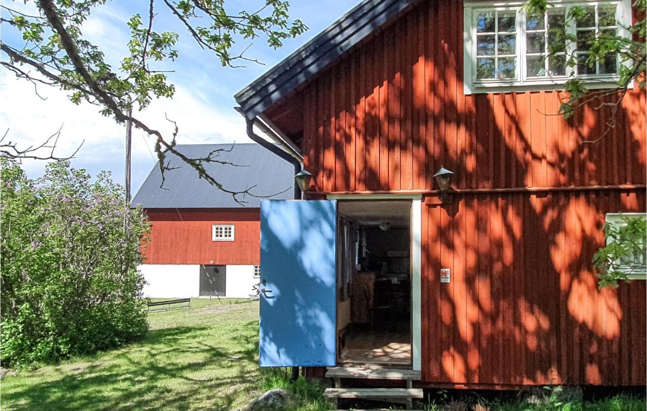 2 Bedroom Awesome Home In Vaestervik Luaran gambar