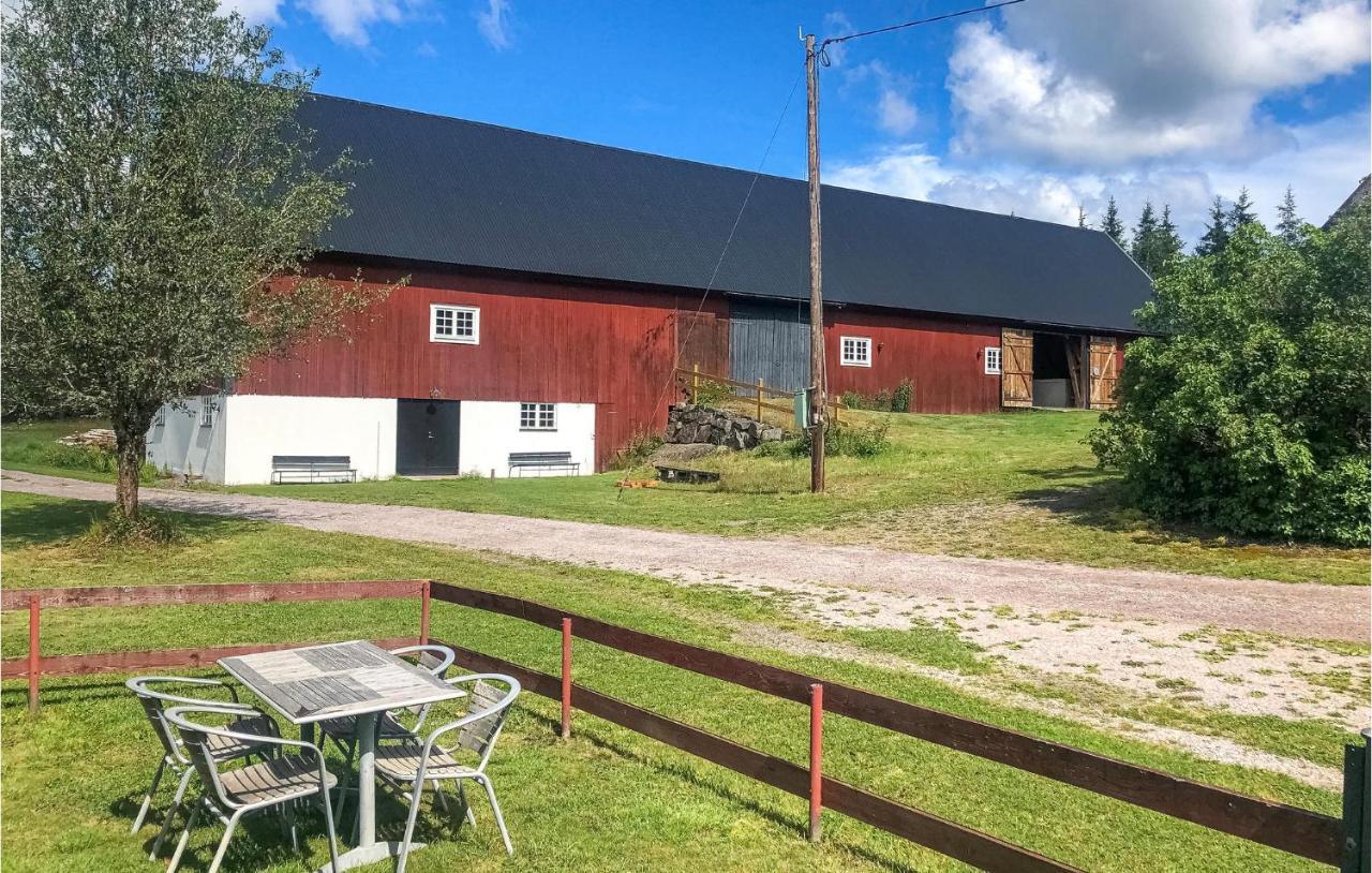 2 Bedroom Awesome Home In Vaestervik Luaran gambar